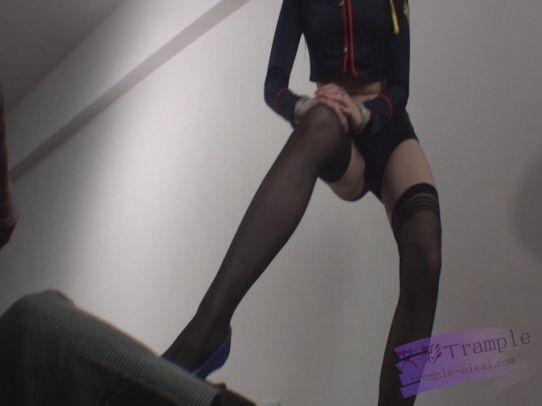 长腿女杀手虐杀黑道三兄弟（上）–脚踩脖子吐血