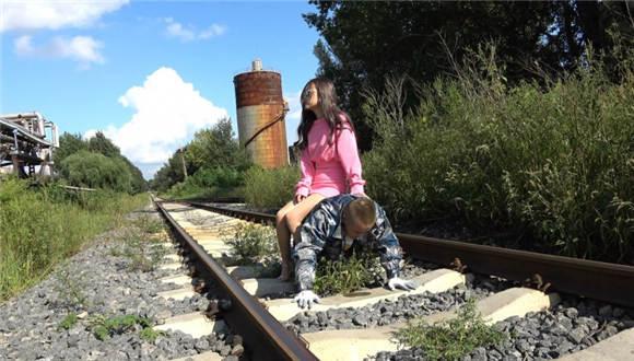 冷柔铁道操练特种狗