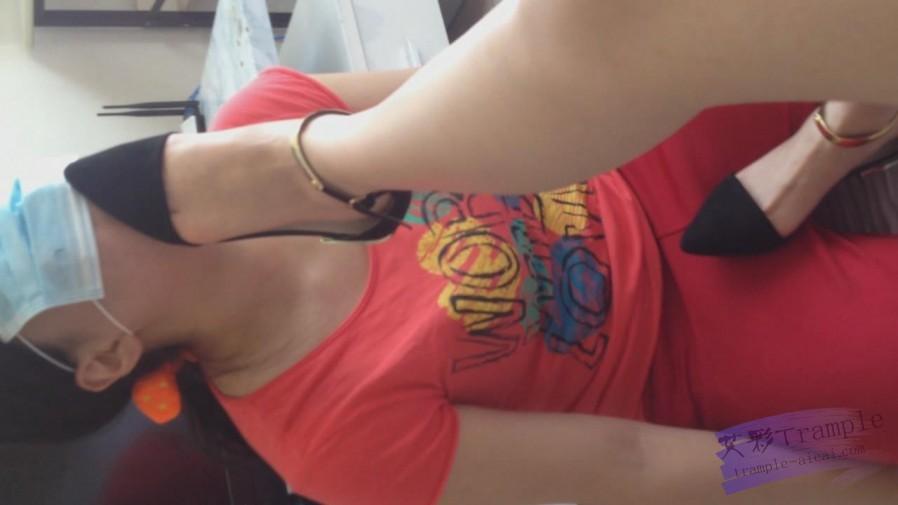 『小妮女女』01.裸足平底鞋调教母狗