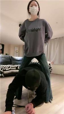 【九九女王】双S-教训出轨男-遛狗爬行/骑马/舔脏鞋底/踩踏