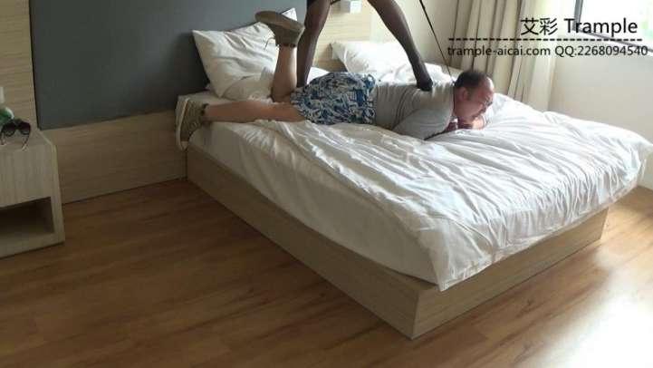 好色房东偷吻女租客内衣遭虐打