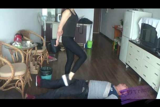 燕子女主足打耳光肉垫