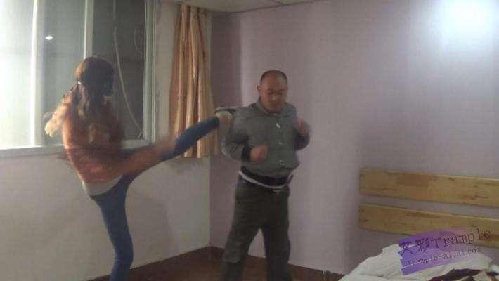 跆拳道美女人肉沙包 跆拳道美女人肉沙包