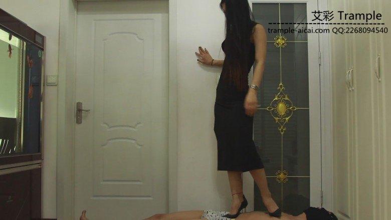 明妃女王高跟裸足踩踏贱狗