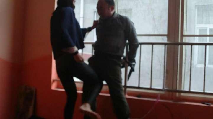 组织女打手吊打逃跑者