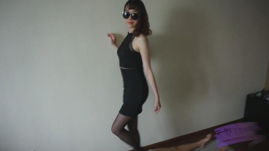 『小妮女女』黑丝高跟调教女M舔鞋,全体重细跟践踏，蹂躏下体。