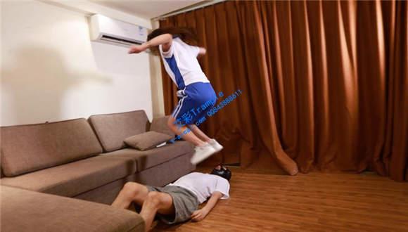 『奴隶岛』—邻居小太妹欺负老实男