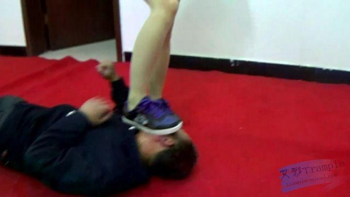 丽娜的复仇–赤脚夹脖子扭断