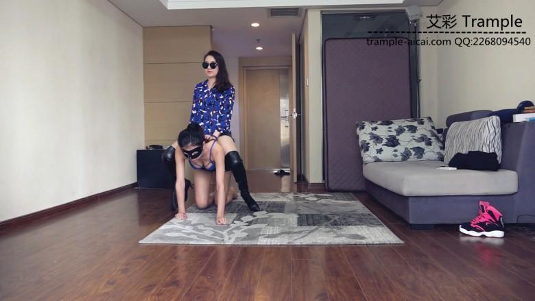 『小妮女女』长靴皮鞭骑马调教母狗