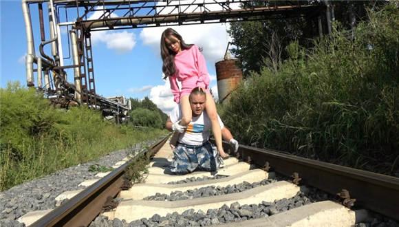 冷柔铁道操练特种狗