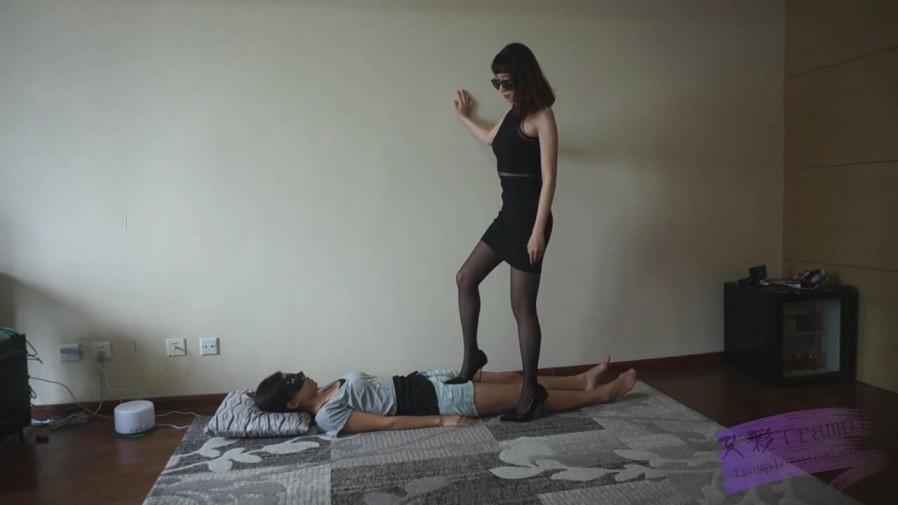 『小妮女女』黑丝高跟调教女M舔鞋,全体重细跟践踏，蹂躏下体。