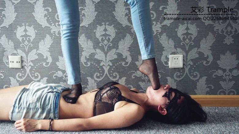 『小妮女女』原味黑短丝插嘴深喉，牛仔裤.