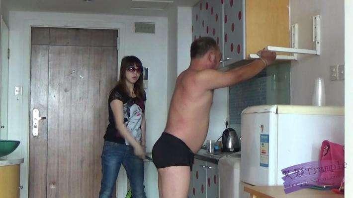 玲主皮鞭虐打踩踏