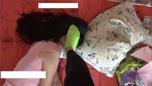 甜儿公主绿棉袜虐踩LULU肚子和脸蛋 G-NV-108