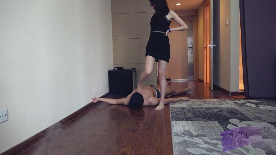 雪白美足残忍深喉到吐酸水到晕