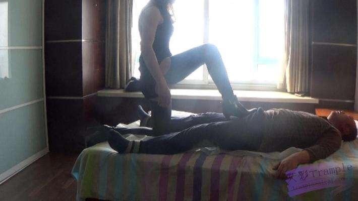 莉莉美腿魅惑足责绞杀