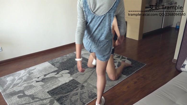 长腿妹妹-白袜运动鞋全程踢裆