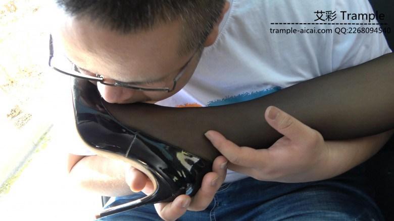 变态司机花光工资让拜金女羞辱