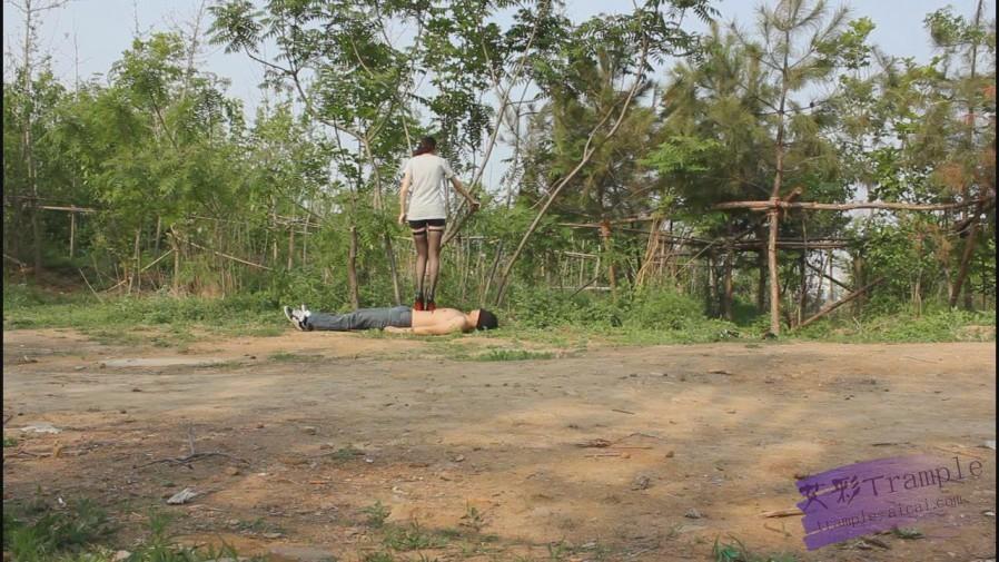 户外高跟践踏调教，舔鞋底，舔黑丝嫩白玉足