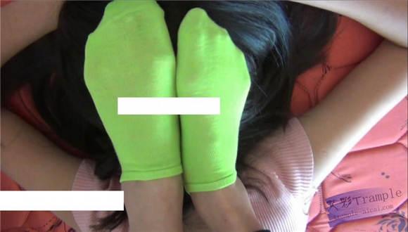 甜儿公主绿棉袜虐踩LULU肚子和脸蛋 G-NV-108