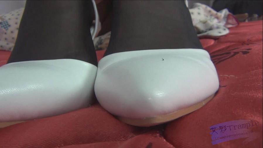 ★lulu★女s 黑丝白色高跟鞋踩肚子 舔 鞋