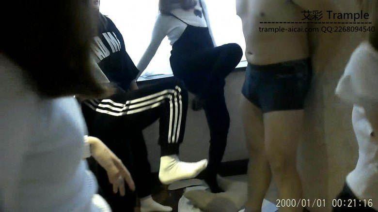 【七小主】众多女生臭脚围殴头套男