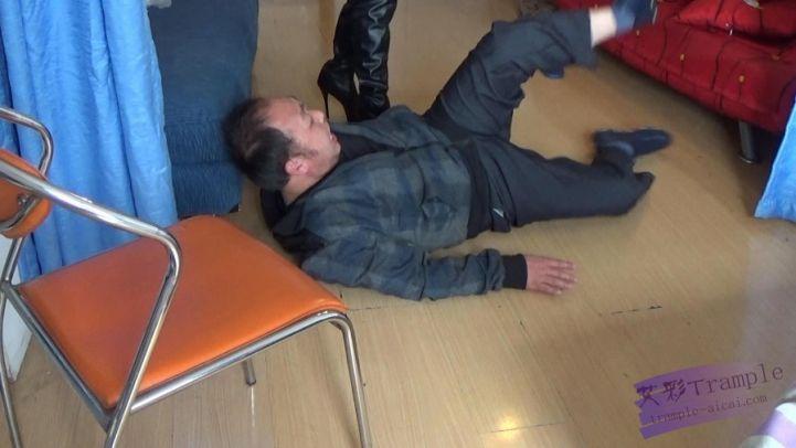 挟持美女秘书反被虐。