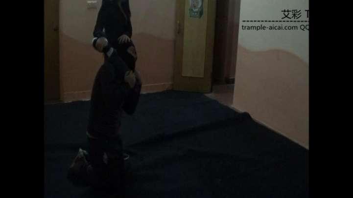 女特工宰杀暴徒。