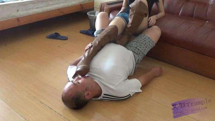 小薇过膝靴羞辱足责踢裆