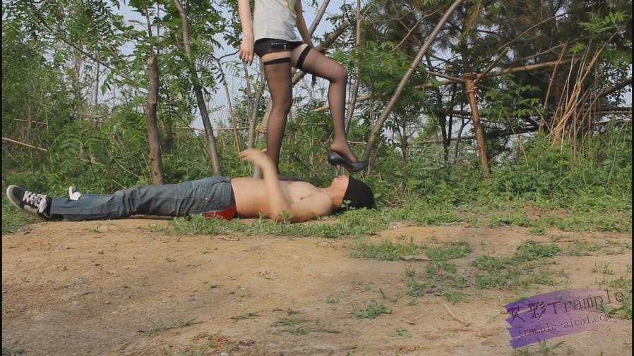 户外高跟践踏调教，舔鞋底，舔黑丝嫩白玉足