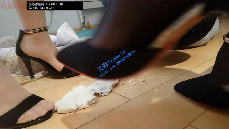 两个主人同时出现，一起调教奴隶，给奴隶踩踏美食！