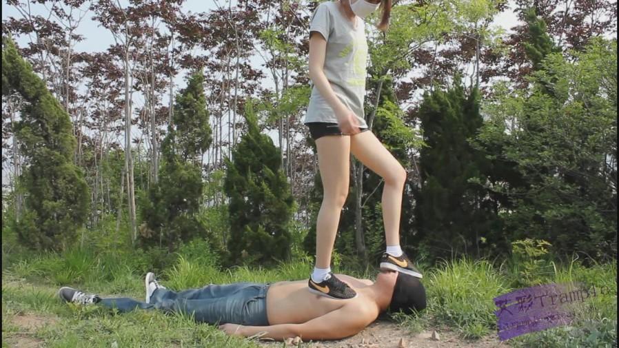 户外调教，原味白袜，践踏，羞辱，舔脏鞋超脏袜子和美脚