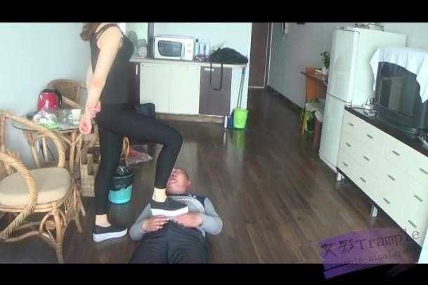 燕子女主足打耳光肉垫