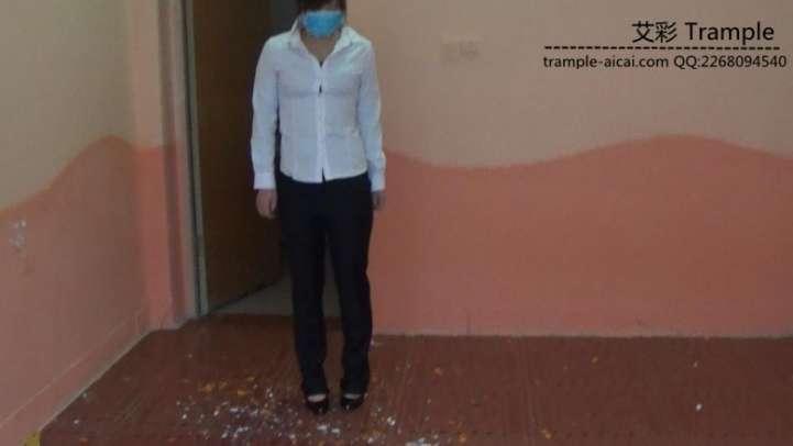 女主职业装高跟物体粉碎.