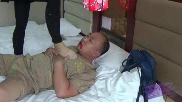 女特工踩死叛徒