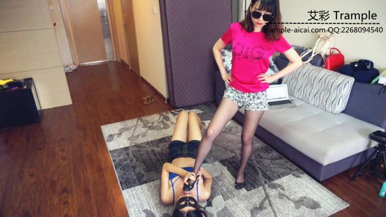 『小妮女女』 M女导员诱导美女学生虐自己