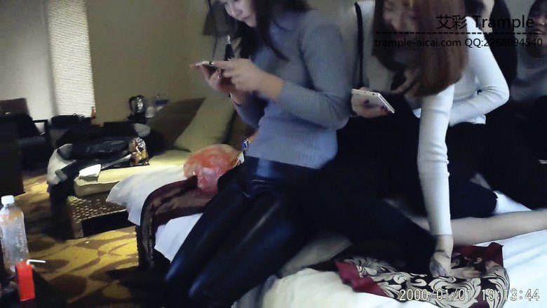 【七小妹】群坐肉垫沙发