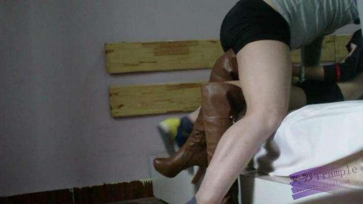 跆拳道美女揉虐不老实的奴