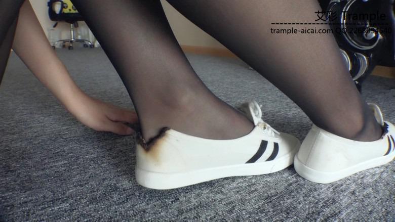 『小妮女女』虐待羞辱撞衫女奴，烧鞋舔食