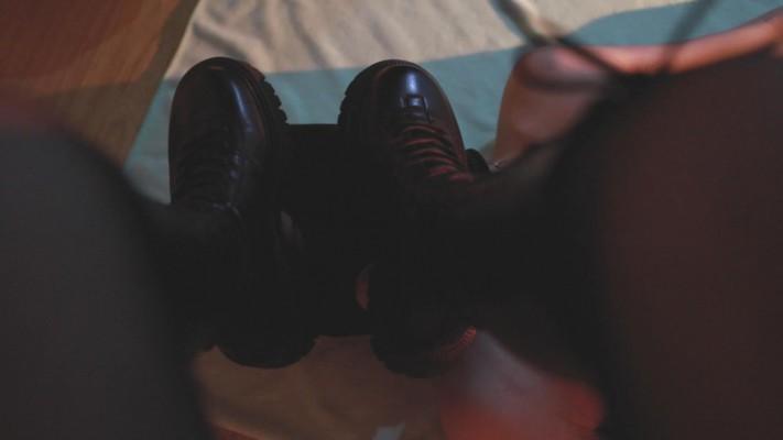 【黑丝诱惑】素女沐沐首次原味长筒靴踩踏耳光调教 YC-220415-6