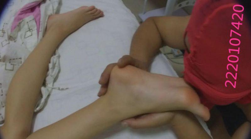 贱狗偷舔熟睡主人的脚，舔的很精彩 恋足片