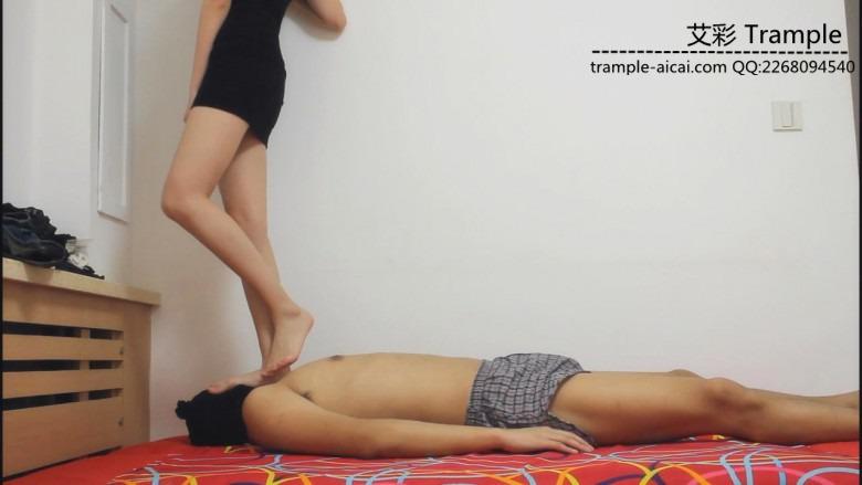 按摩院说服技师踩踏自己