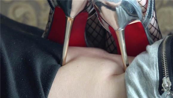 网袜细高跟凉鞋践踏调教女M