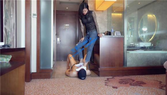 小默牛仔裤白袜运动鞋调教