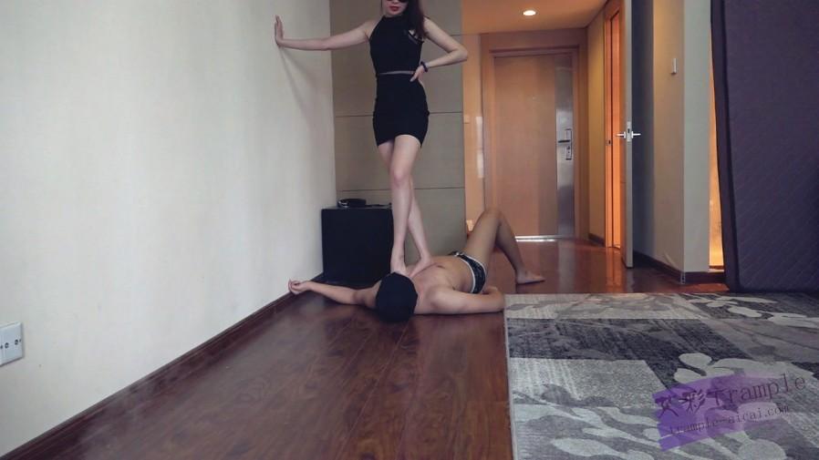 雪白美足残忍深喉到吐酸水到晕