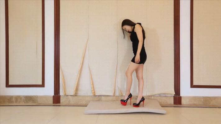 『奴隶岛』—灵灵恨天高踩踏垫子人肉 k754361564-221114