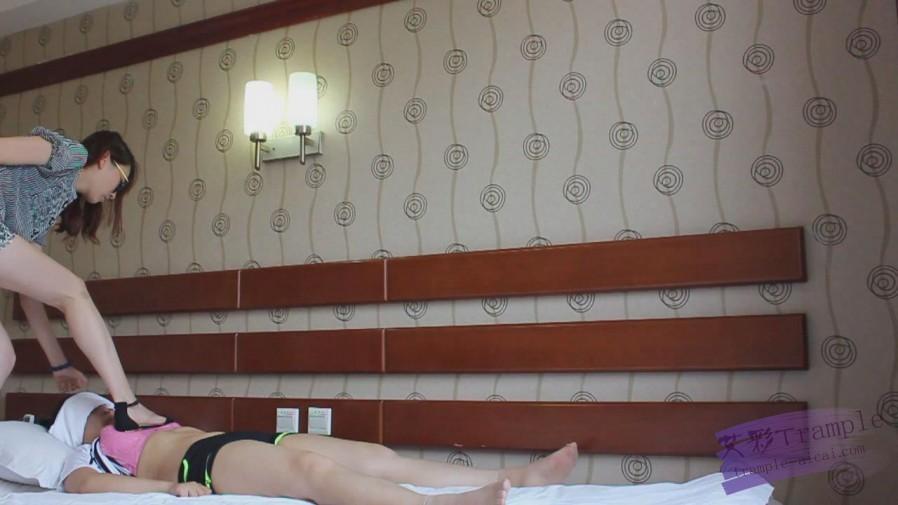 『小妮女女』平底鞋全体重践踏母狗，跺下体跺胸，全重量踩脸脖子，羞辱-