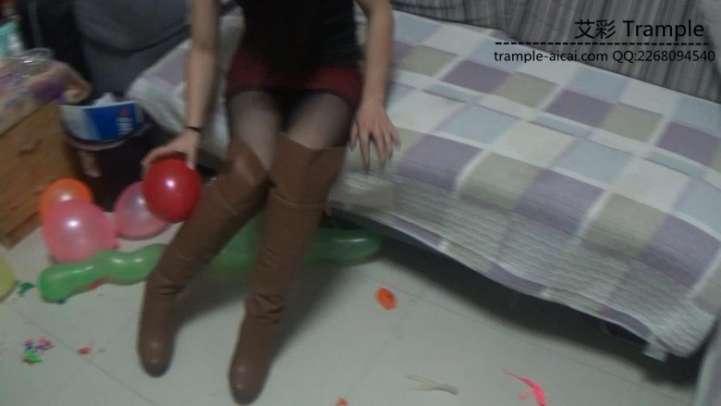 黑丝高跟靴子踩气球