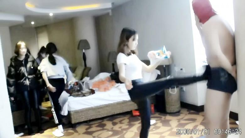 不良少女圈踢套头猥琐男