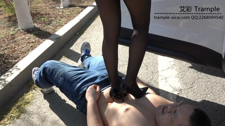 变态司机花光工资让拜金女羞辱